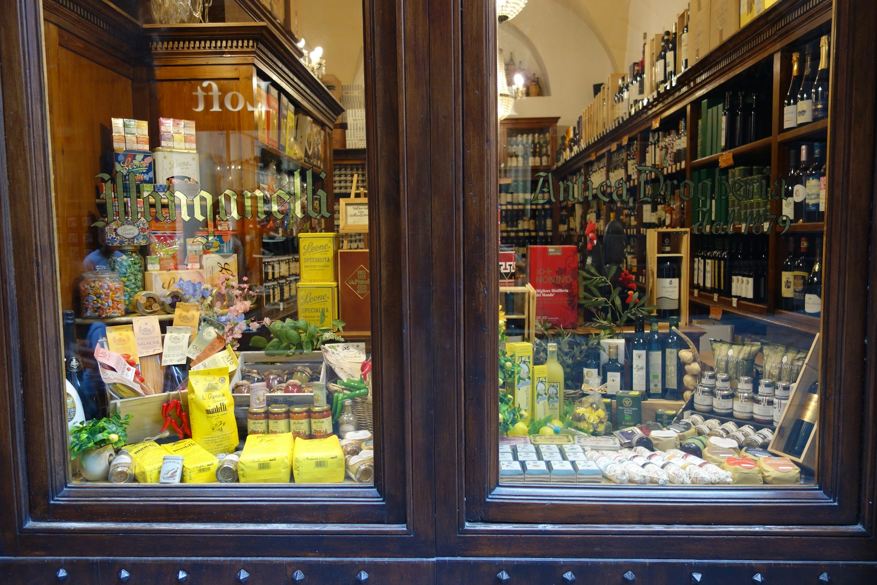 A richly stocked specialty-food shop window representing the retail channels Harbour and Cedar can serve.